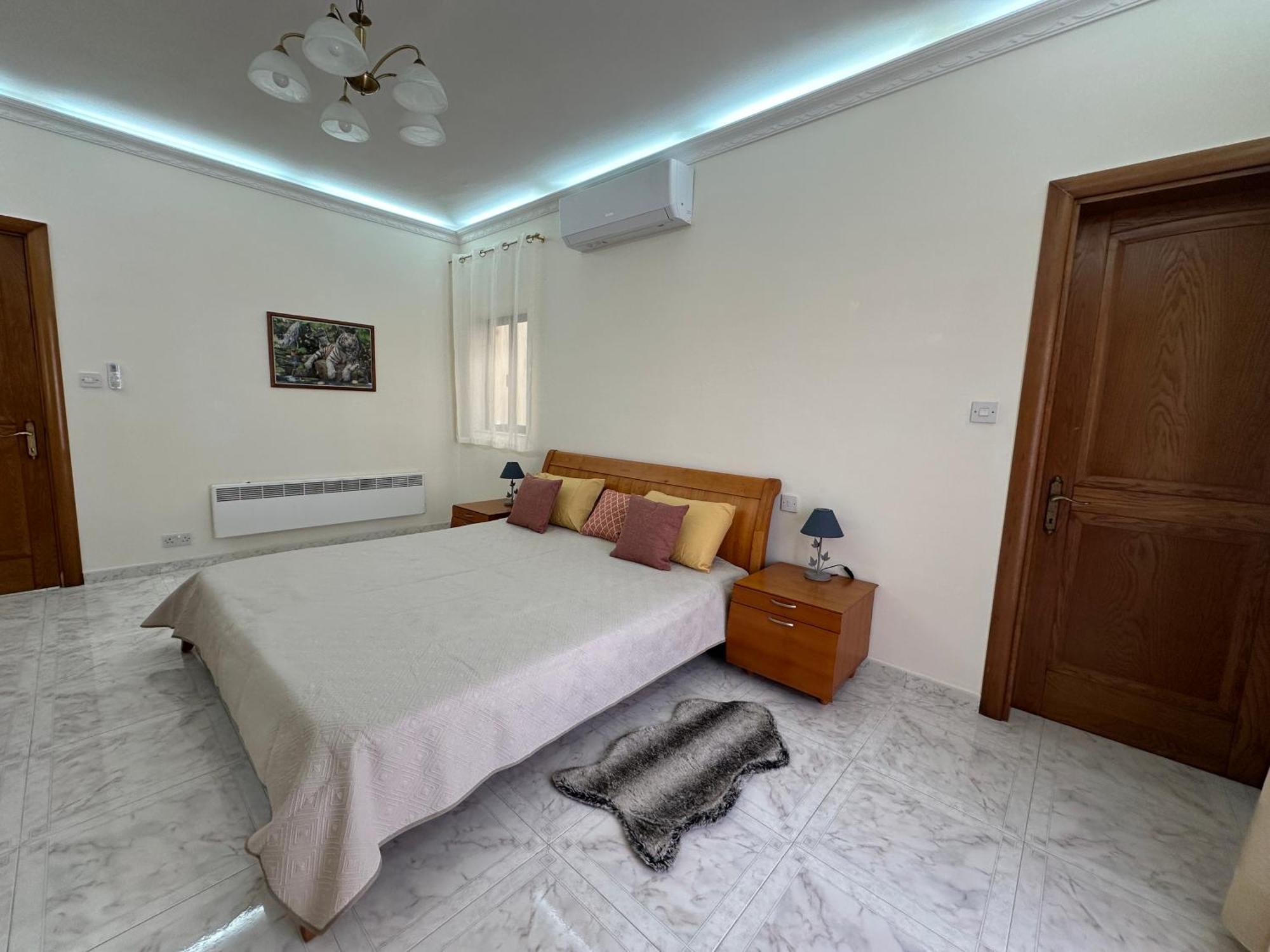 Lägenhet Spacious Airy Penthouse Near Bugibba Square St. Paul's Bay