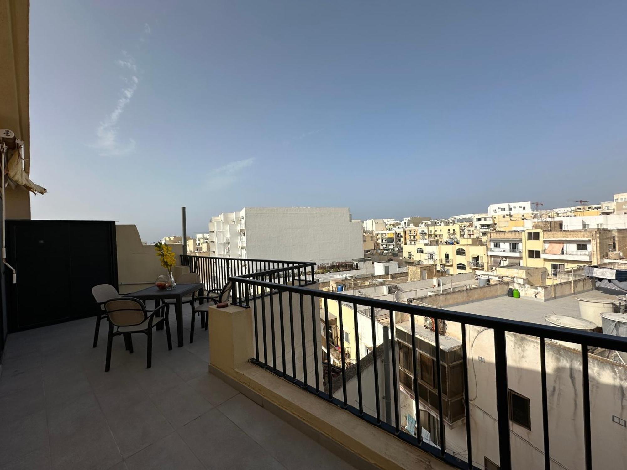 Spacious Airy Penthouse Near Bugibba Square Lägenhet *