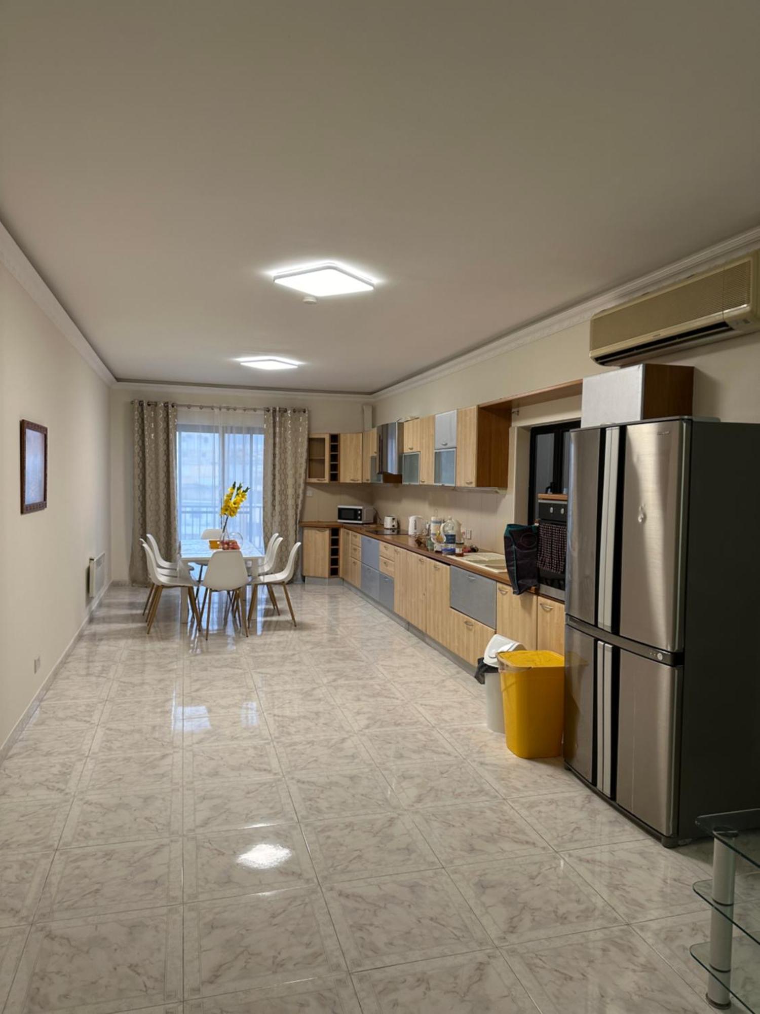 Spacious Airy Penthouse Near Bugibba Square Lägenhet