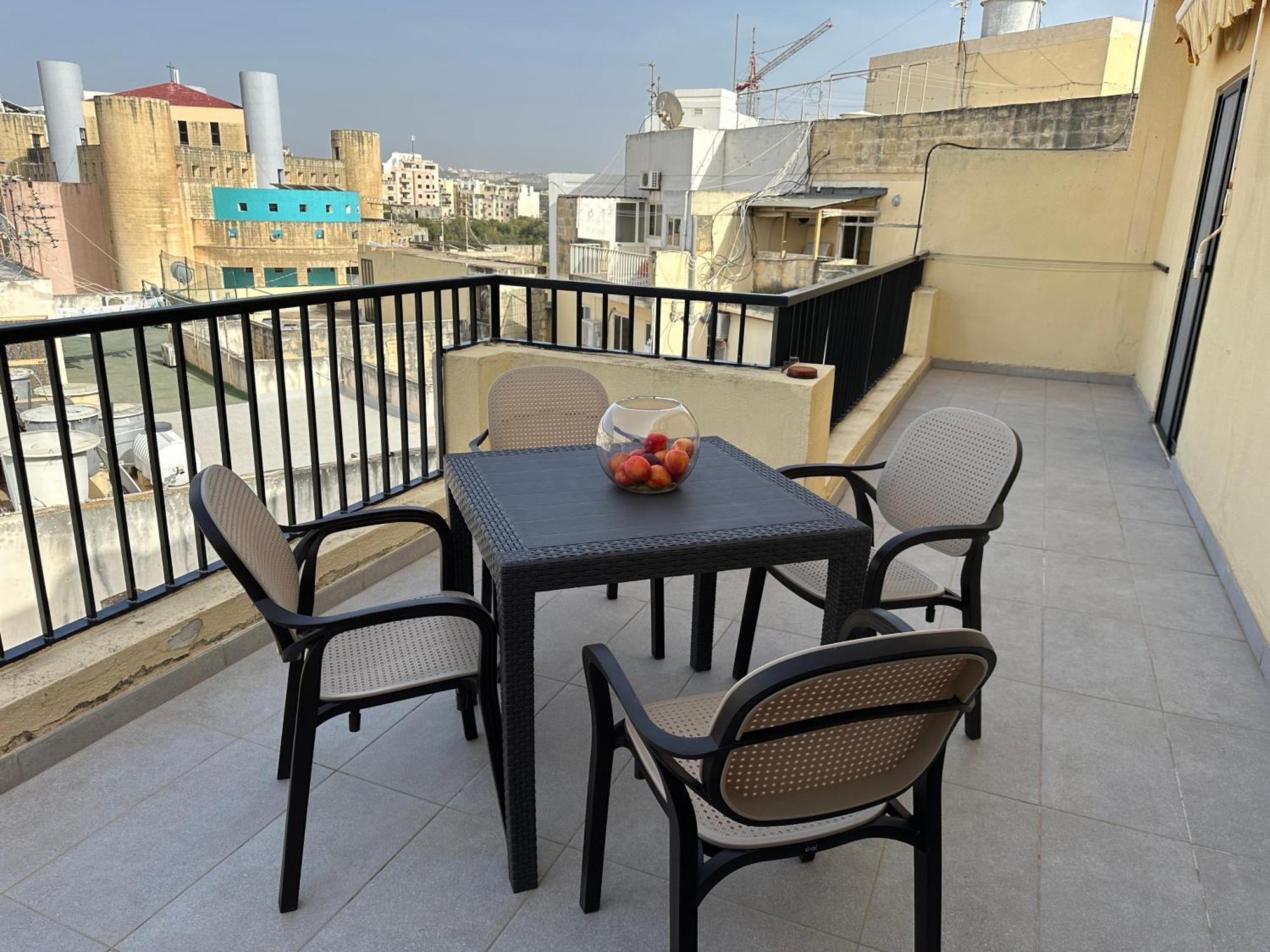 Spacious Airy Penthouse Near Bugibba Square Lägenhet