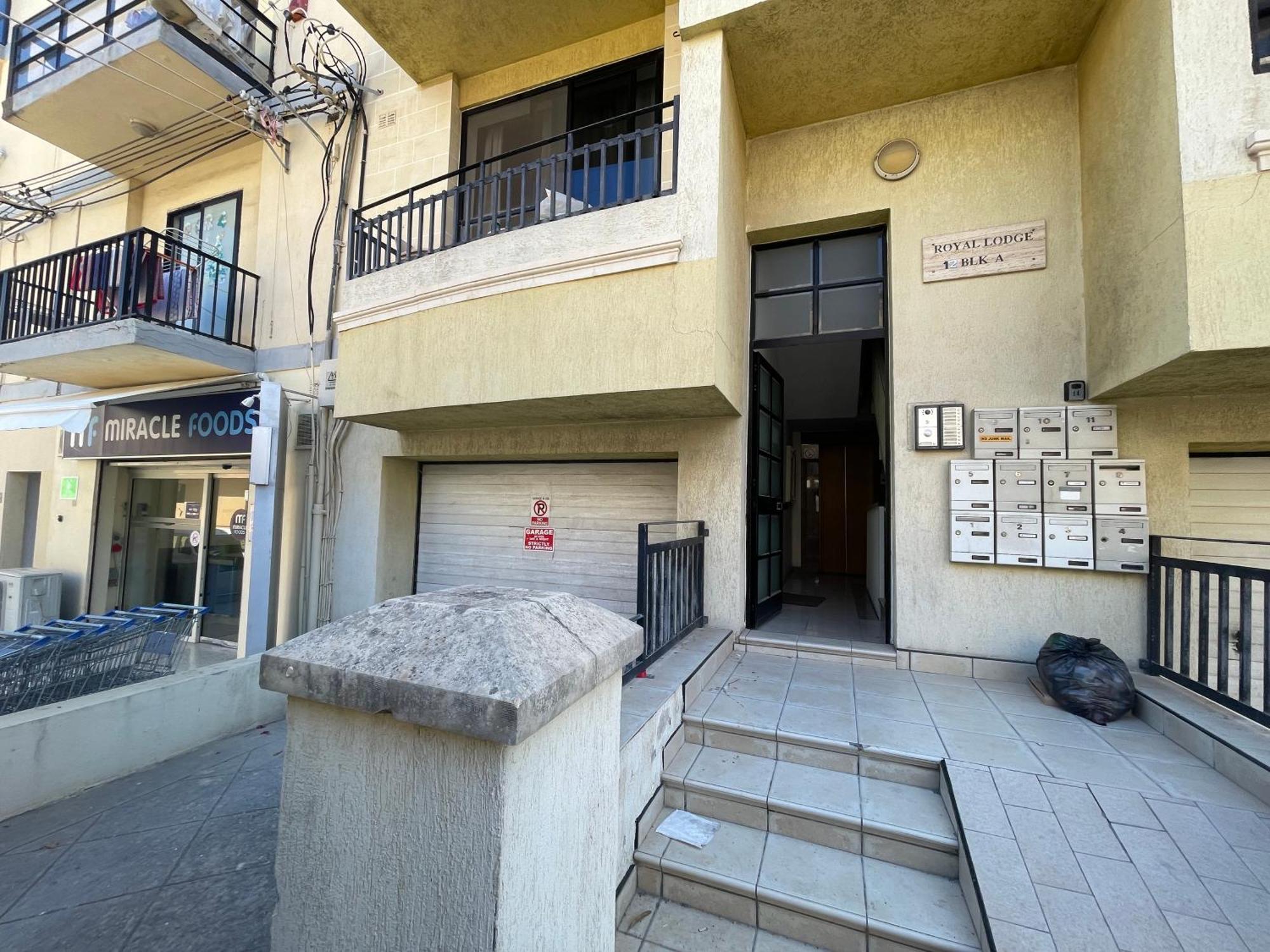 Spacious Airy Penthouse Near Bugibba Square Lägenhet