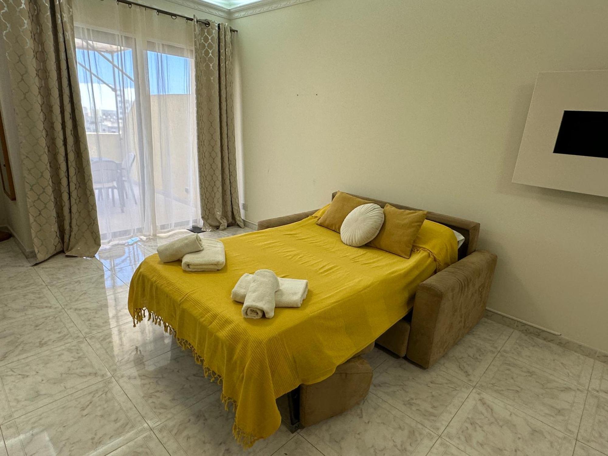 Lägenhet Spacious Airy Penthouse Near Bugibba Square *